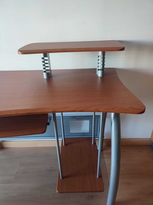 Secretaria adaptada para computador fixo