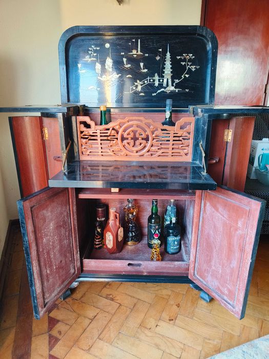 Móvel Bar Chinês Antigo – Lacado e Incrustado com Madrepérola (Estilo Mid-Century)
