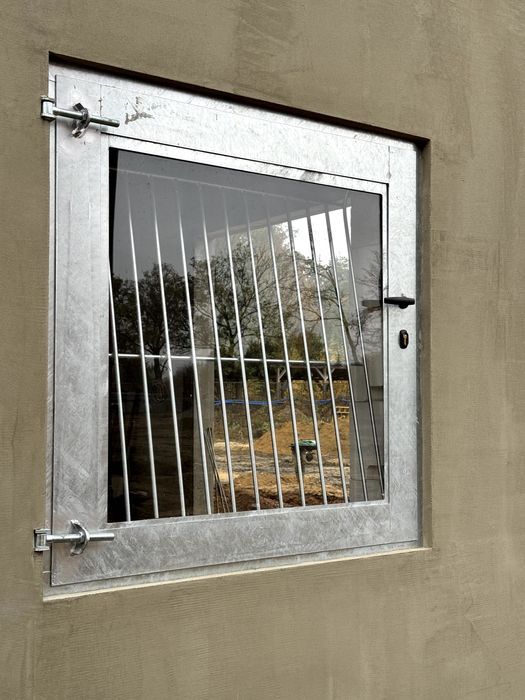 Okno stajenne stalowe do stajni garażu okno stalowe okno gospodarskie