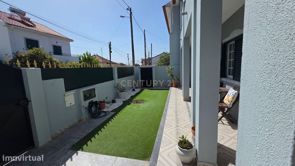 Moradia T4 na Charneca Caparica com Piscina na rua João de Deus a 5min