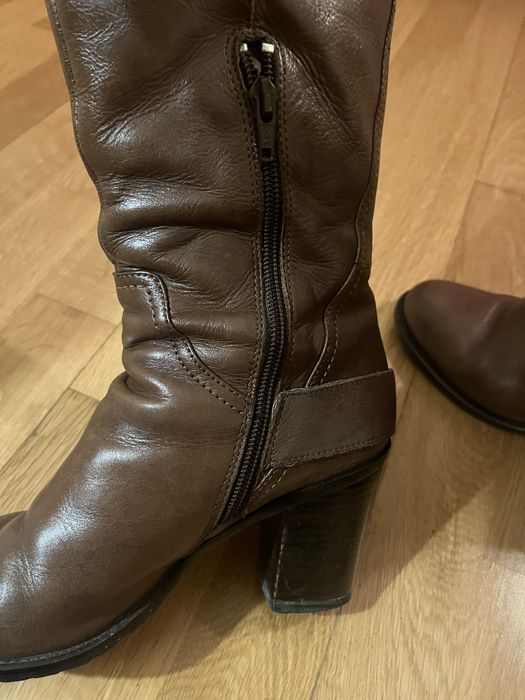 Botas castanhas em pele