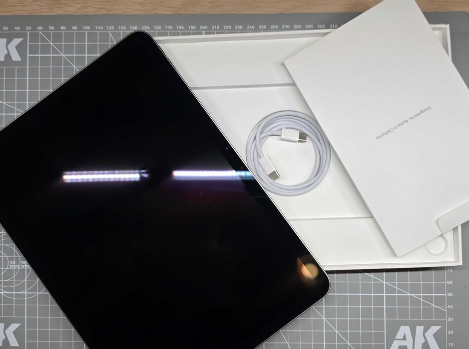 Jak nowy iPad Air 11" A3266, 128GB,  z Logitech Combo Case