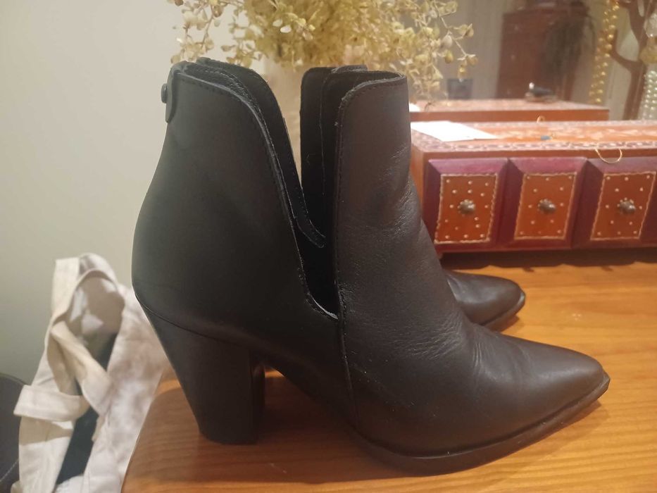 Botas em pele preta da Seaside