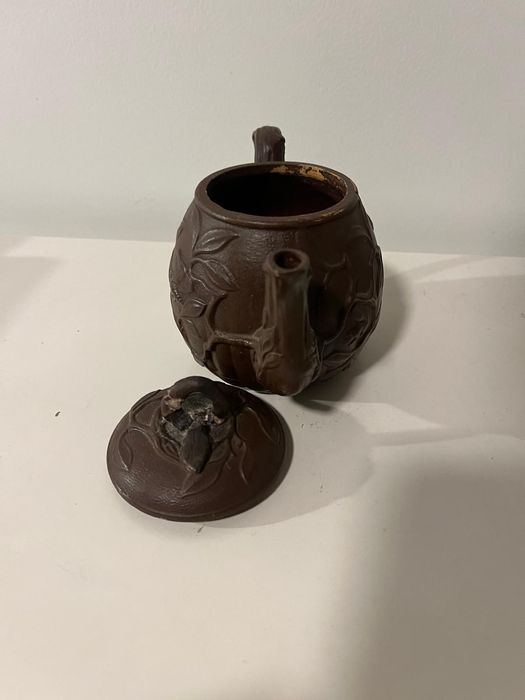 Bule de cerâmica com relevo