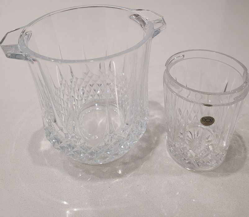 Garrafas de whisky de cristal e baldes