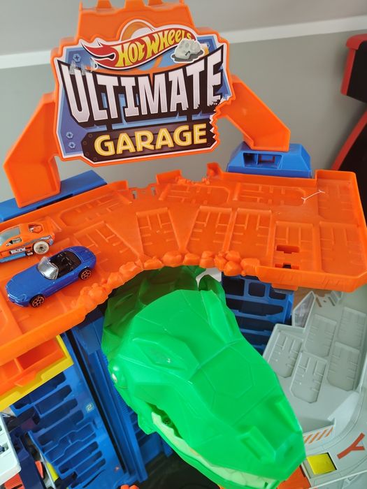 Mega garaż hot wheels TRex