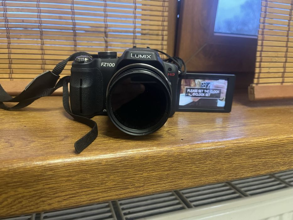 Фотоапарат LUMIX FZ100 стан нового є зарядне і сумочка