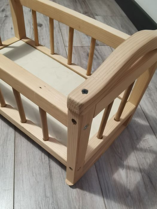 Кроватка-качалка из дерева для куколки или пупса.