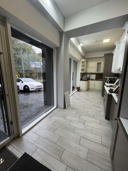 Продаж приміщення з діючими орендарями