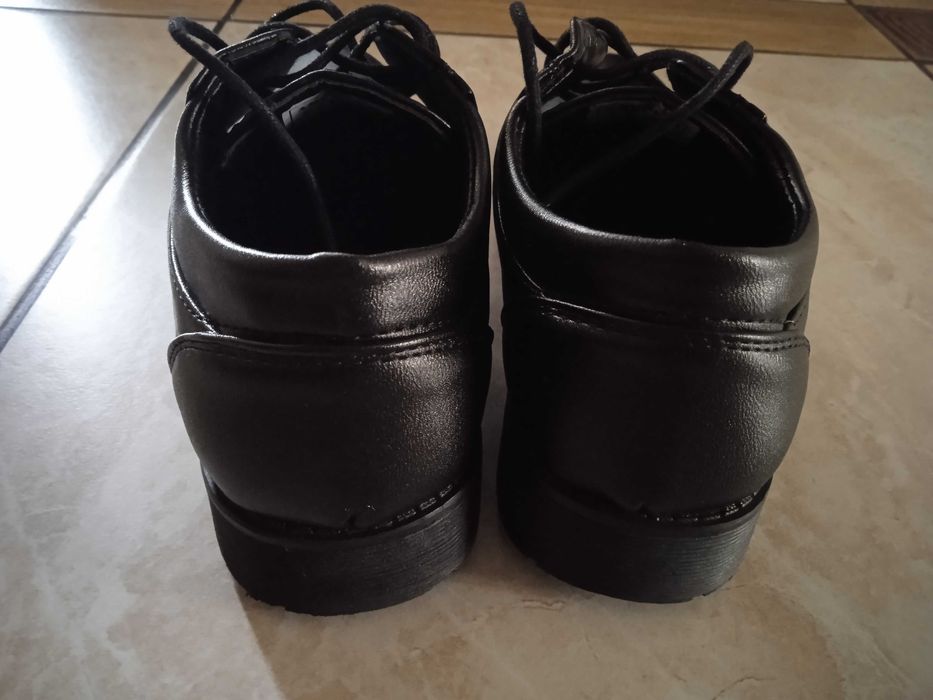 Eleganckie buty chłopięce