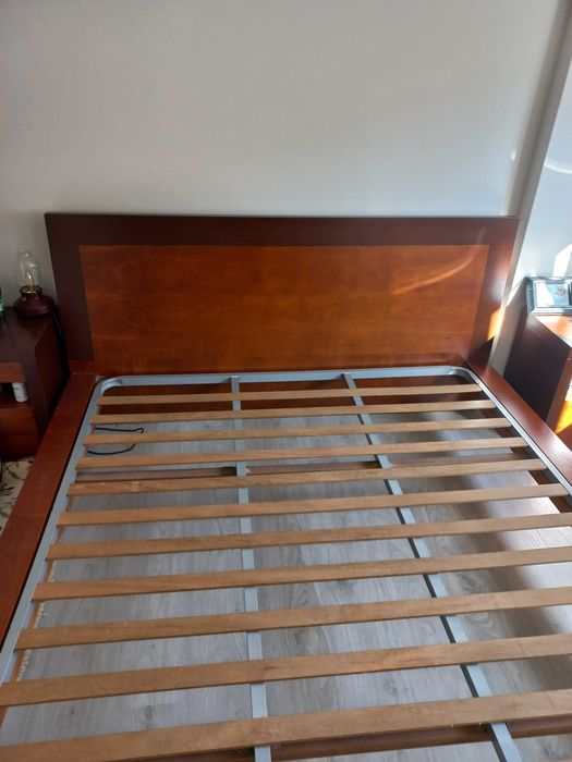 Cama de cerejeira com estrado