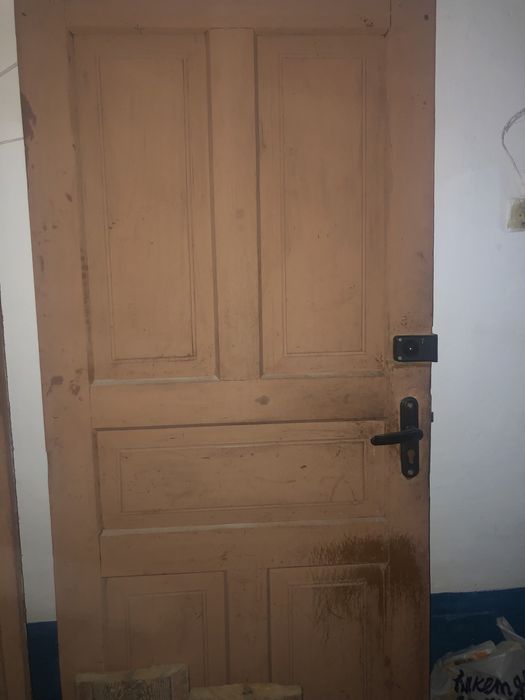 Дверь деревнная с замком
