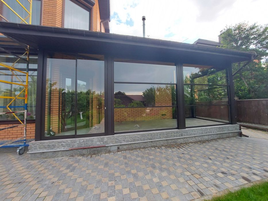 Безрамне скління альтанок та веранд від виробника. Якісно та надійно.