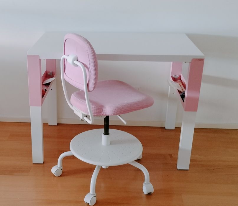 Secretaria e cadeira rosa