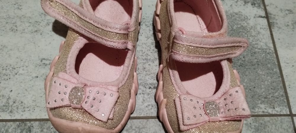 Buty dla dziewczynki r19 (dł.wkładki 12cm)