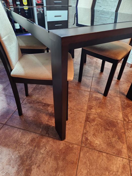 Conjunto de mesa e 6 cadeiras