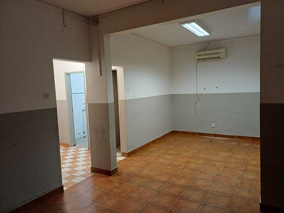 Arrenda-se oficina/ armazém