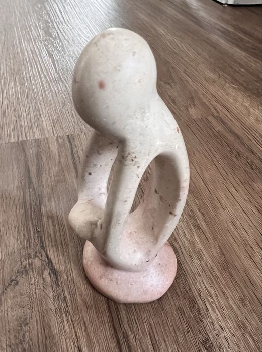 Estatuetas em pedra.