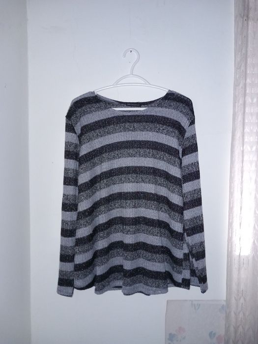 Camisola às riscas preta / cinzenta / brilhos refugidos emo