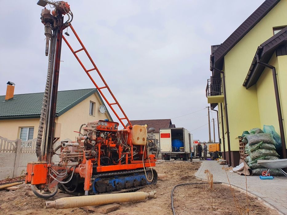 Буріння свердловин на воду малогабаритна бурова Бурение скважин камінь