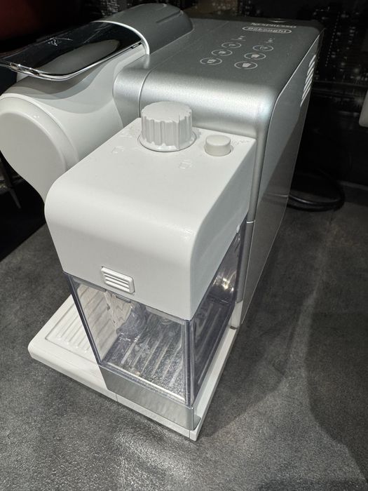 Ekspres Delonghi Nespresso parzy kawę!