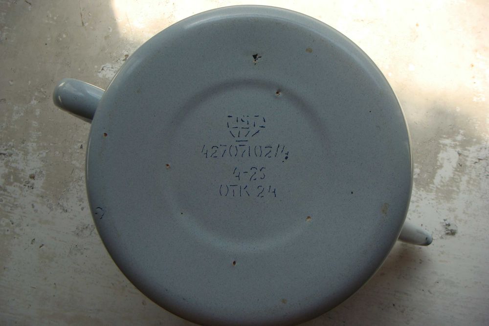 Посуд емальований виготовлений за часів СРСР: чайник і каструля