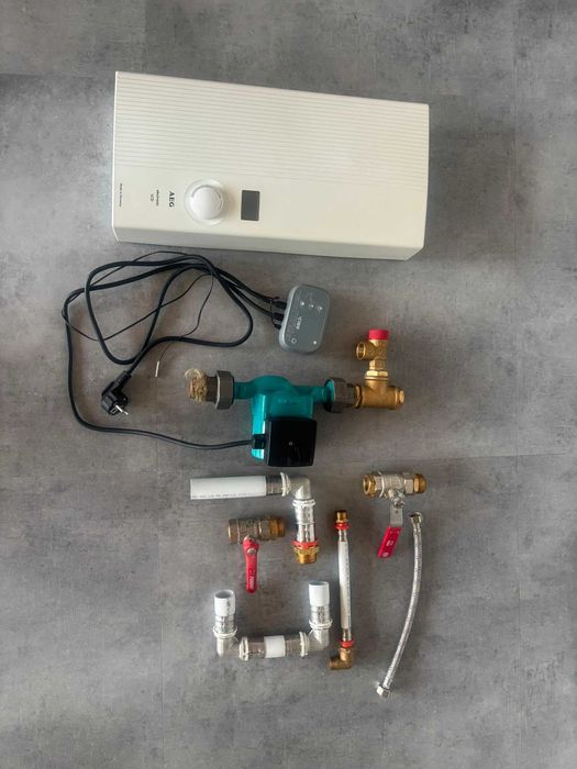 Elektroniczny przepływowy podgrzewacz wody AEG DDLE 21 LCD + POMPA CYRKULACYJNA Z TERMOSTATEM S-150 3 BIEGOWA 25-60/180 OMIS OMNIGENA + Osprzęt gratis