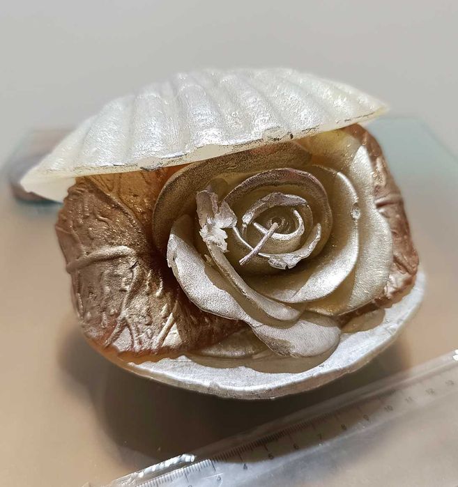Rosa Dourada de Cera Perfumada dentro de Concha - Charme e Elegância!