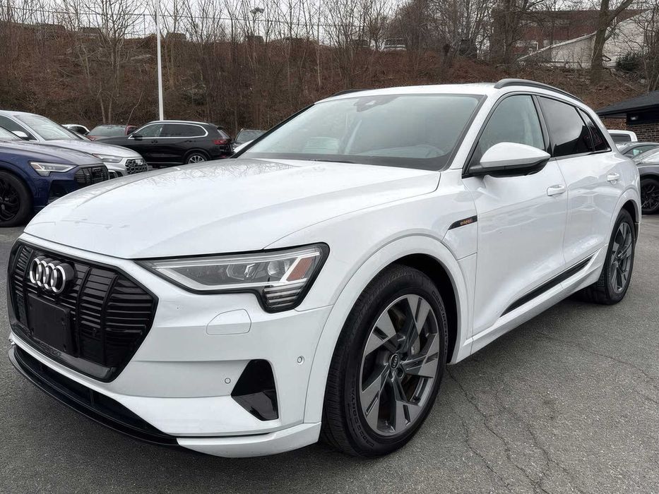 Audi e-tron Premium quattro      2022