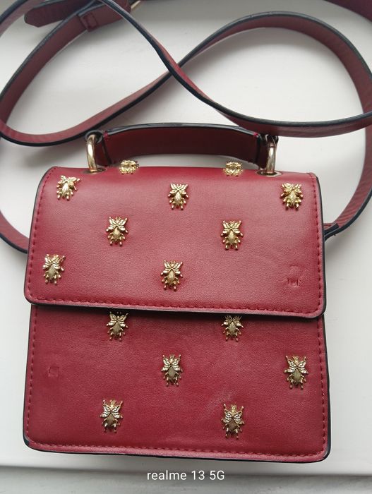 Маленька оригінал відомого бренда через плече