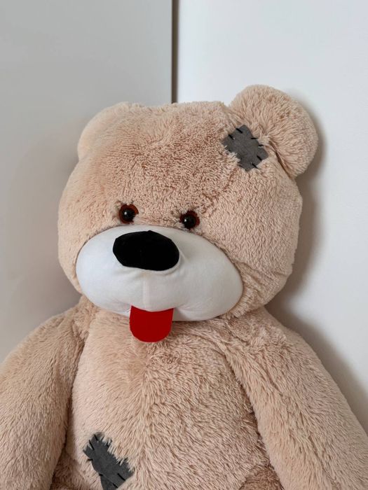 Великий плюшевий ведмедик