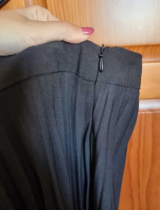 Saia preta plissada midi Stradivarius, tamanho S