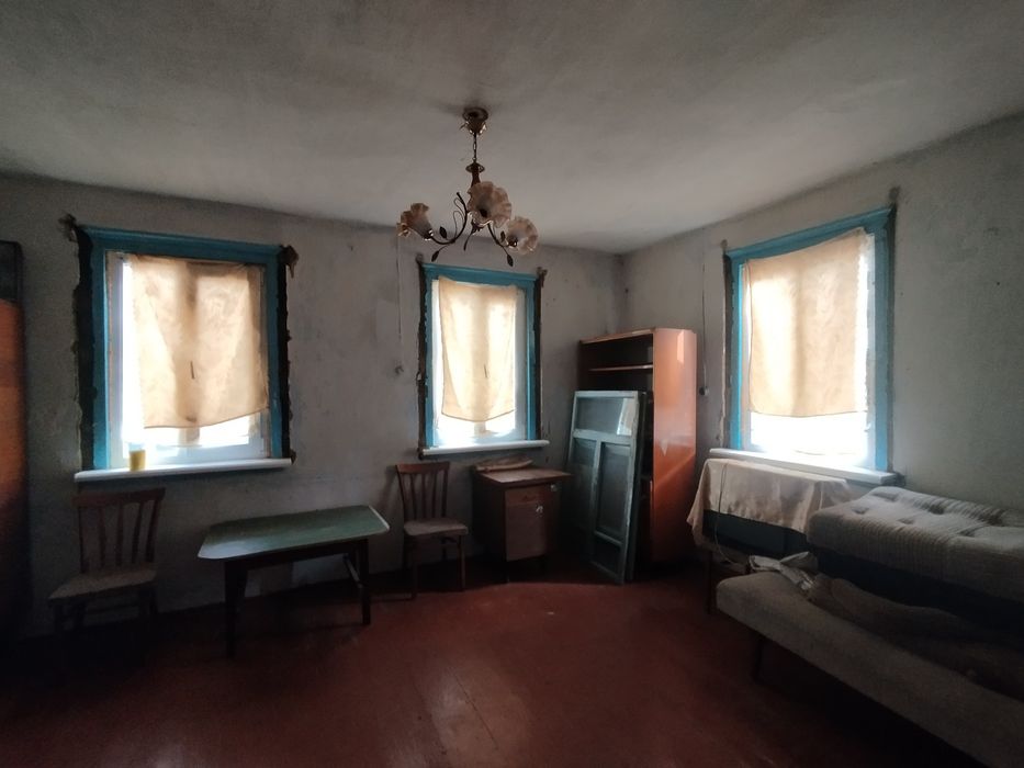 Продам дві частини будинку в центрі хорошева.