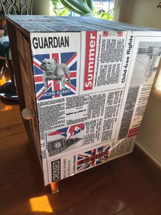 Pequeno móvel em madeira