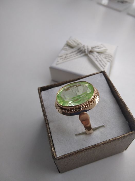 Złoty pierścionek z jasno zielonym kamieniem złoto 583 rozmiar 23 833