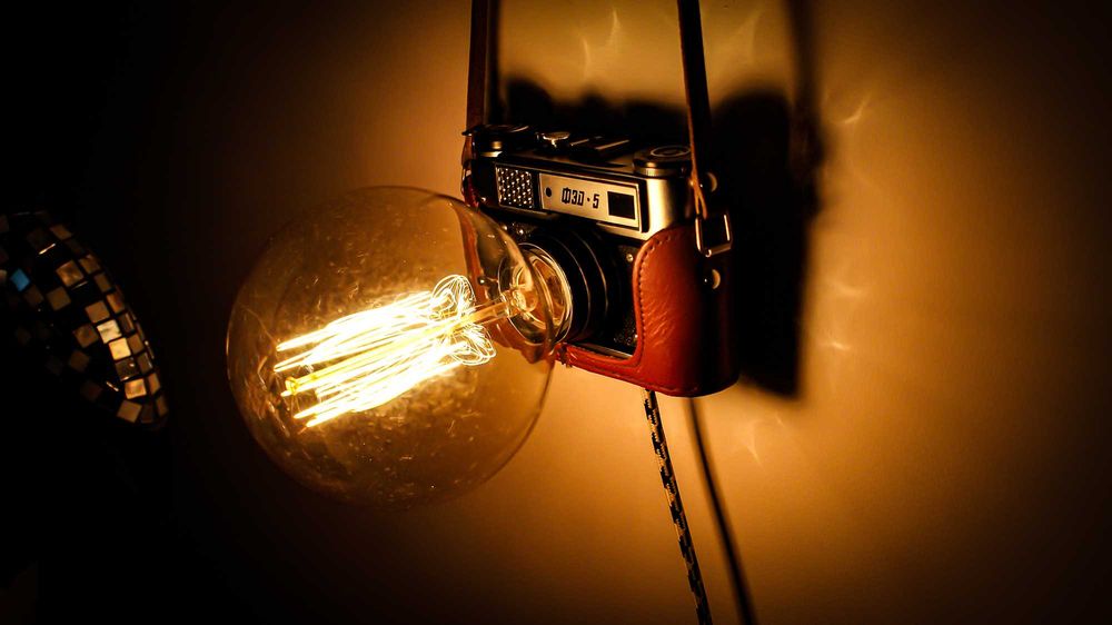 Stylowa i oryginalna lampa w obudowie aparatu Fed-5 z żarówką Edisona.
