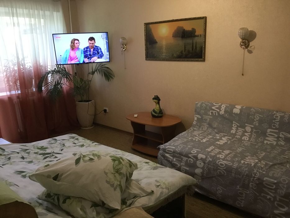 Посуточно 1 ком.квартиру. 2 + 1 спальн. мест.. .Центр. г.Каменское.