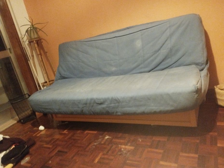 Sofá cama com base em madeira