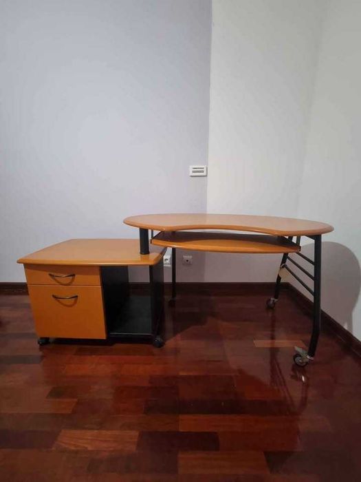 Secretária com gavetas de apoio