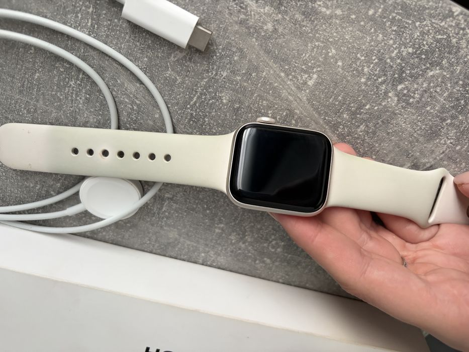 Apple   Watch SE присутній  торг