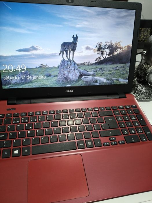 Portátil Acer vermelho bem estimado como novo
