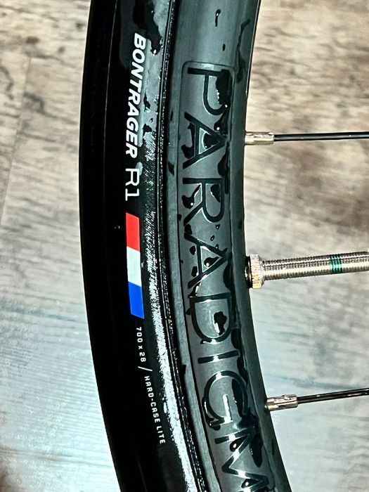 Opony szosowe Bontrager R1 Hard-Case Lite 700 x 28 mm komplet