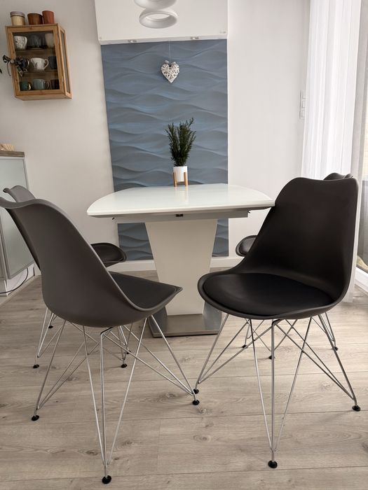 4 Krzesła plastikowe tapicerowane ma metalowych nóżkach