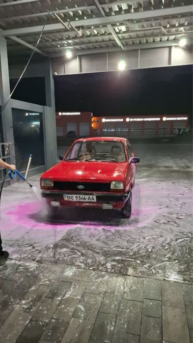 Форд фієста 1982 року на повному ходу