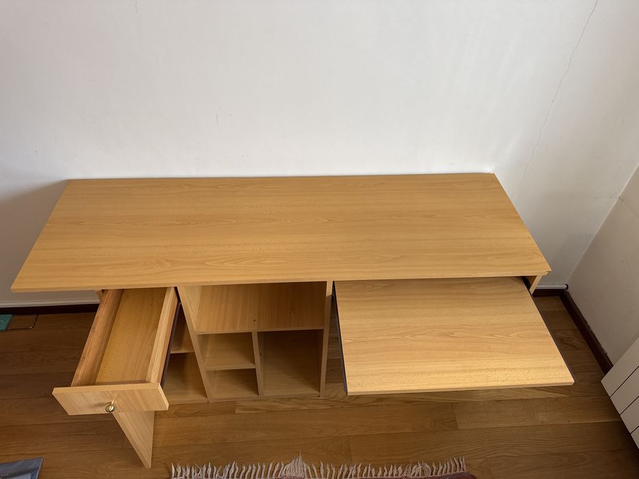 Secretária para computador com arrumação