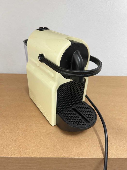 Máquina de café DeLonghi Nespresso Inissia creme - funcional