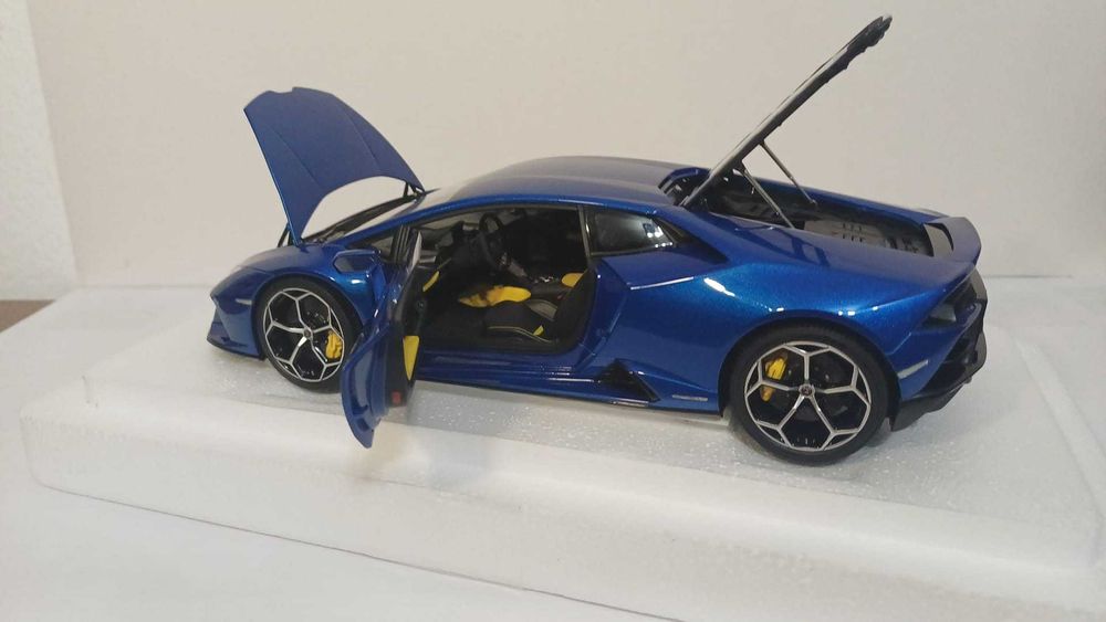 1/18 Lamborghini Huracan Evo az - AUTOArt