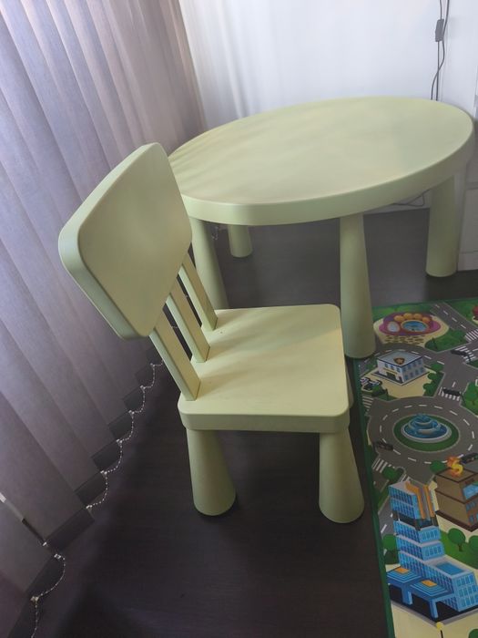 Mesa e cadeira de criança usada