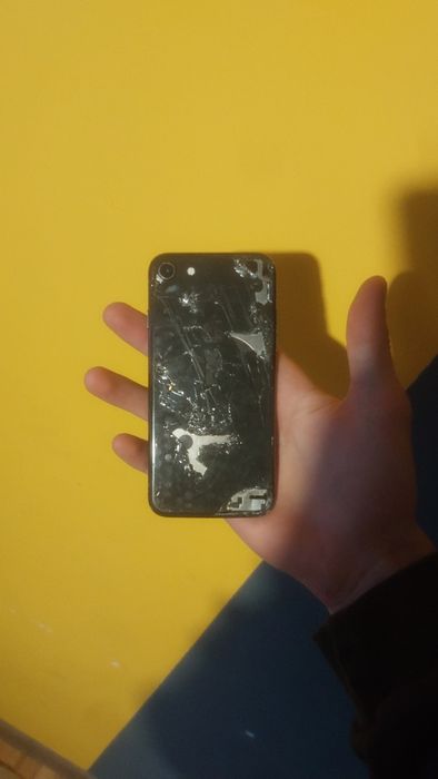 Айфон 8 розбитий