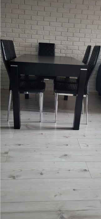 Zestaw  Stół rozkładany  80x125  plus 6 krzeseł . Salon